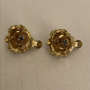 VINTAGE VENDOME ROSE FLOWER CLIP ON SCREW EARRINGS Gold Tone W/Gem Stone Center